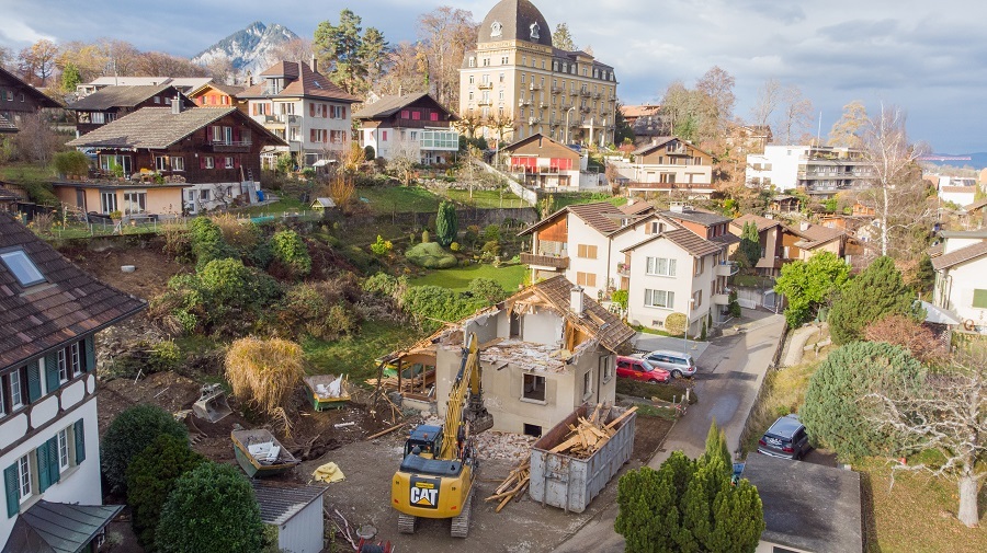 Die Abbrucharbeiten haben begonnen. Ab Februar 2022 soll das neue 5-Familienhaus bezugsbereit sein. Die Wohnungen sind auch als Zweitwohnungen nutzbar.